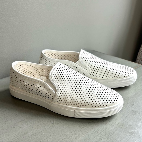 Time & Tru NEW Memory Foam Perforated White Slip-Ons Sneaker Women 7.5 Classic - Picture 2 of 12